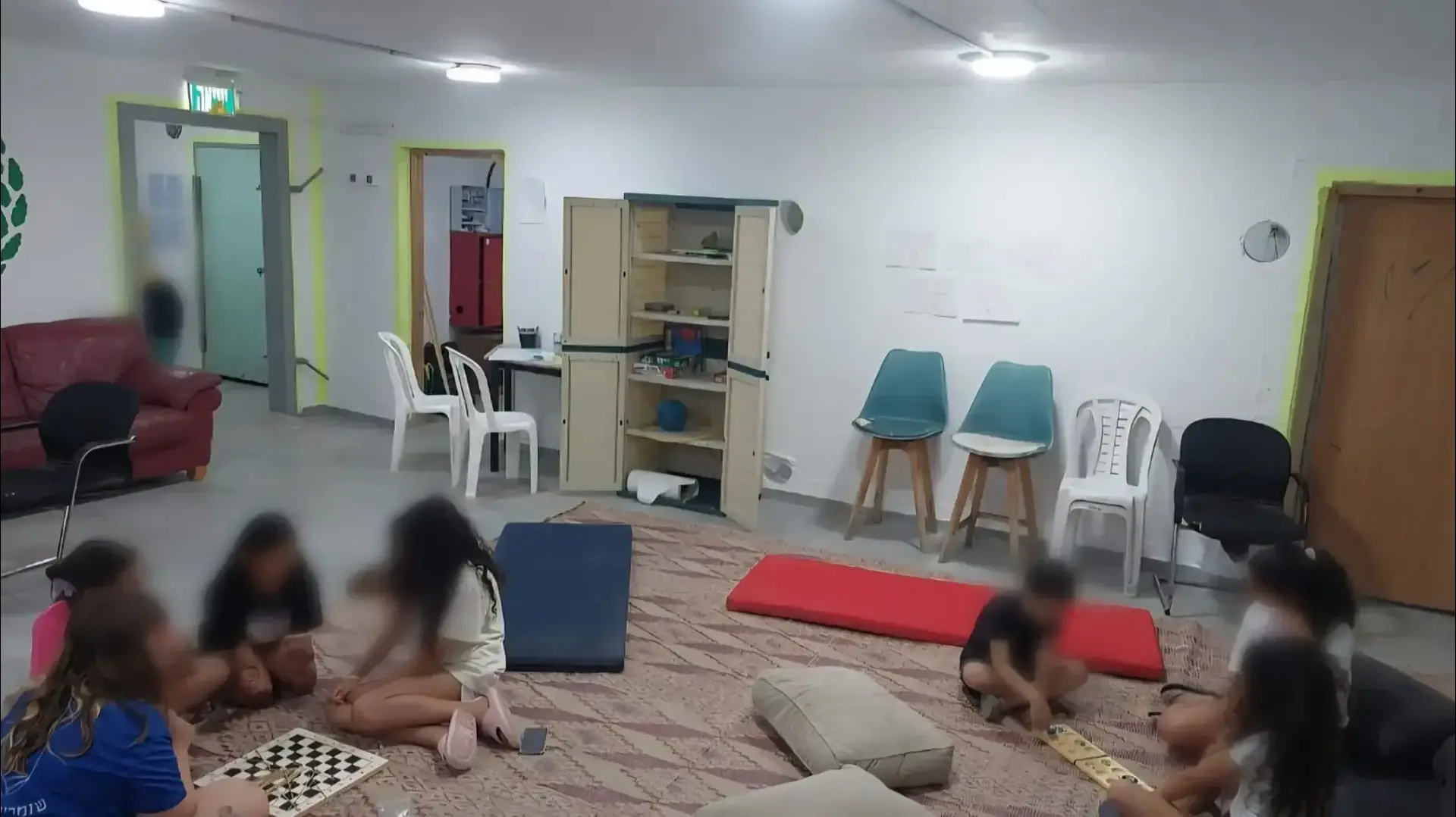 ילדים משחקים עם הערכות של משרד החינוך באחד ממקלטי הדרום ילדים משחקים עם הערכות של משרד החינוך באחד ממקלטי הדרום