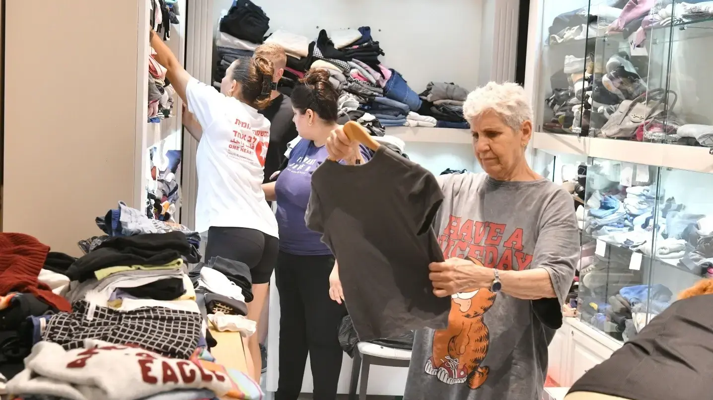 עמדה לחלוקת בגדים למפונים מזירת נפילת טיל איראני בבת ים, קראון פלאזה, 18 ביוני 2025 עמדה לחלוקת בגדים למפונים מזירת נפילת טיל איראני בבת ים, קראון פלאזה, 18 ביוני 2025