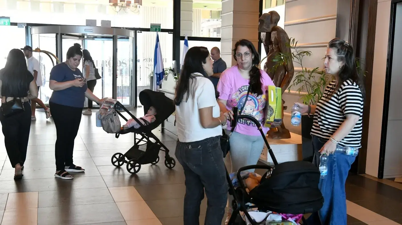 מפונים מזירת נפילת טיל איראני בבת ים, קראון פלאזה, 18 ביוני 2025 מפונים מזירת נפילת טיל איראני בבת ים, קראון פלאזה, 18 ביוני 2025