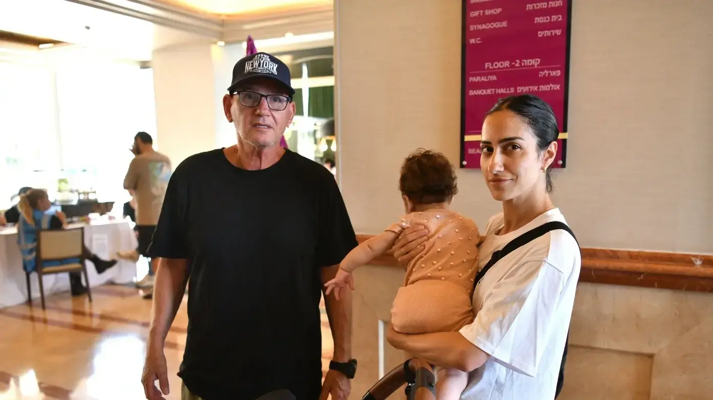 שני אלבי ויגאל חלפון, מפונים מזירת נפילת טיל איראני בבת ים, קראון פלאזה, 18 ביוני 2025 שני אלבי ויגאל חלפון, מפונים מזירת נפילת טיל איראני בבת ים, קראון פלאזה, 18 ביוני 2025