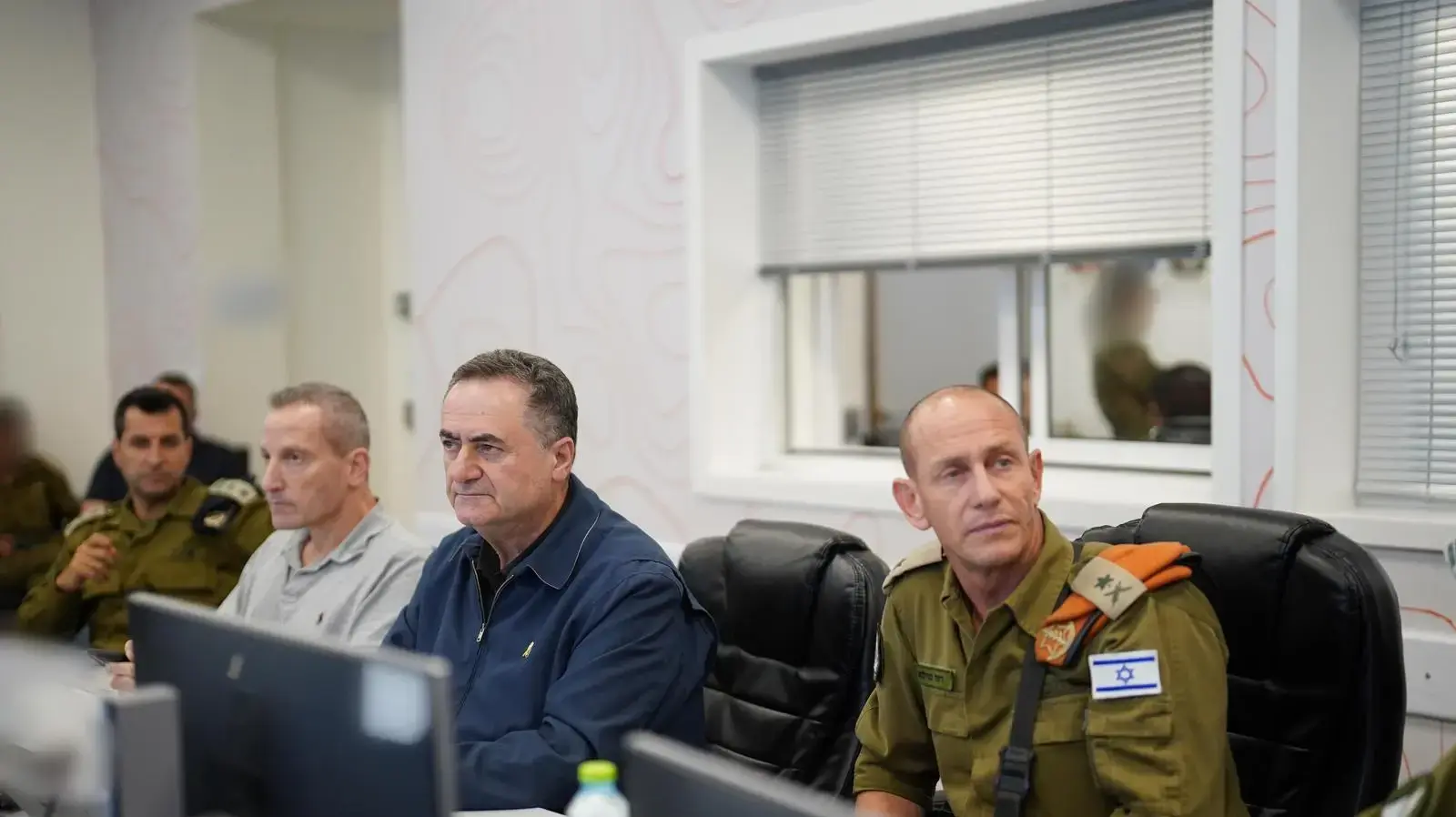 שר הביטחון ישראל כ"ץ קיים הערכת מצב במפקדת פיקוד העורף, ביחד עם מפקד פיקוד העורף, אלוף רפי מילוא, מנכ"ל משרד הביטחון, אלוף (מיל') אמיר ברעם, מ"מ ראש רח"ל, ראש מטה פיקוד העורף, 18 ביוני 2025 שר הביטחון ישראל כ"ץ קיים הערכת מצב במפקדת פיקוד העורף, ביחד עם מפקד פיקוד העורף, אלוף רפי מילוא, מנכ"ל משרד הביטחון, אלוף (מיל') אמיר ברעם, מ"מ ראש רח"ל, ראש מטה פיקוד העורף, 18 ביוני 2025