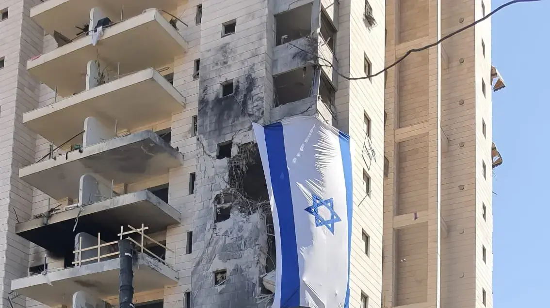 בניין שניזוק מפגיעת טיל איראני, פ"ת, 18 ביוני 2025 בניין שניזוק מפגיעת טיל איראני, פ"ת, 18 ביוני 2025