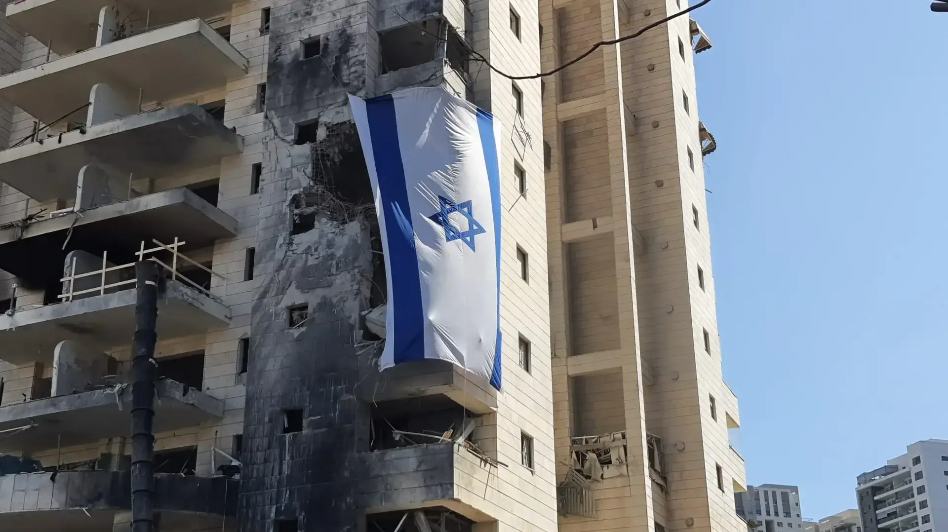 בניין שניזוק מפגיעת טיל איראני, פ"ת, 18 ביוני 2025 בניין שניזוק מפגיעת טיל איראני, פ"ת, 18 ביוני 2025