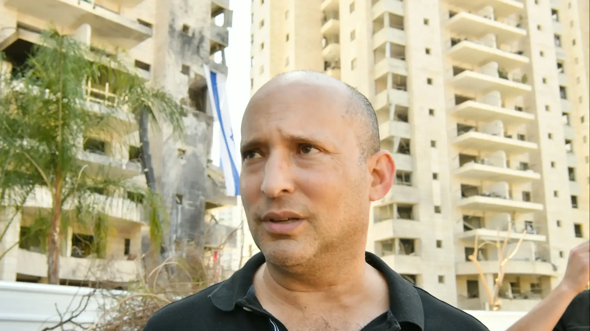 נפתלי בנט, זירת בניין שניזוק מפגיעת טיל איראני, פ"ת, 18 ביוני 2025 נפתלי בנט, זירת בניין שניזוק מפגיעת טיל איראני, פ"ת, 18 ביוני 2025