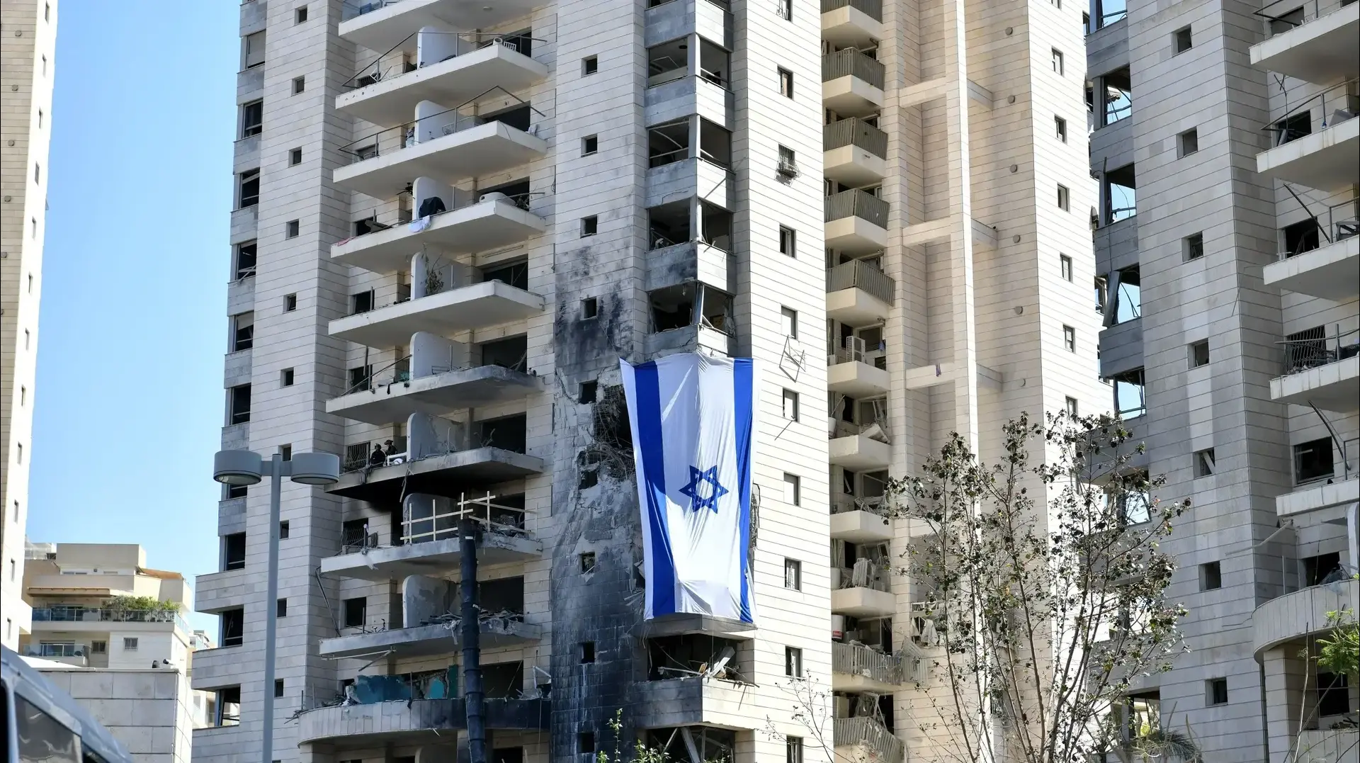 הבניין שנפגע מטיל איראני, פתח תקווה. הבניין שנפגע מטיל איראני, פתח תקווה.