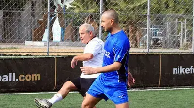 חיים כץ ואיציק זוהר במשחק של נבחרת חברי הכנסת מול נבחרת ישראל לדורותיה