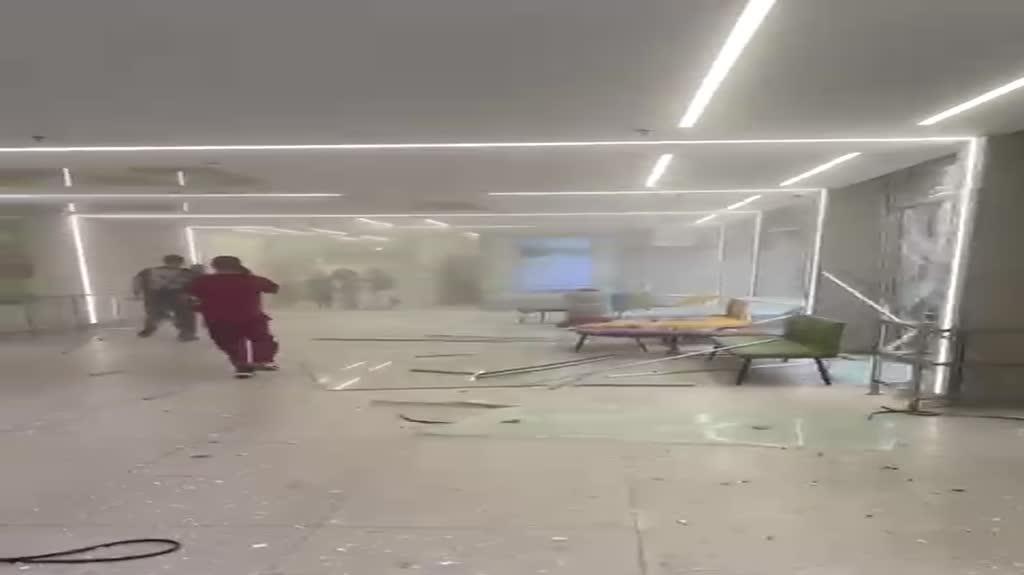 זירת הנפילה בבית החולים סורוקה. קרדיט: רשתות חברתיות