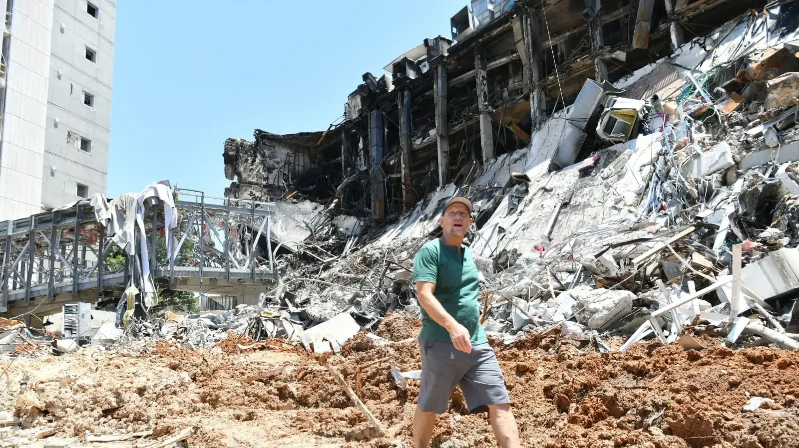 פרפ' אלדד צחור מכון ויצמן לאחר פגיעת טיל איראני פרפ' אלדד צחור מכון ויצמן לאחר פגיעת טיל איראני