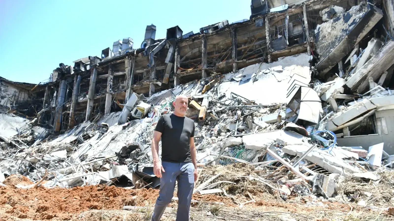 פרופ' רועי עוזרי מכון ויצמן לאחר פגיעת טיל איראני פרופ' רועי עוזרי מכון ויצמן לאחר פגיעת טיל איראני