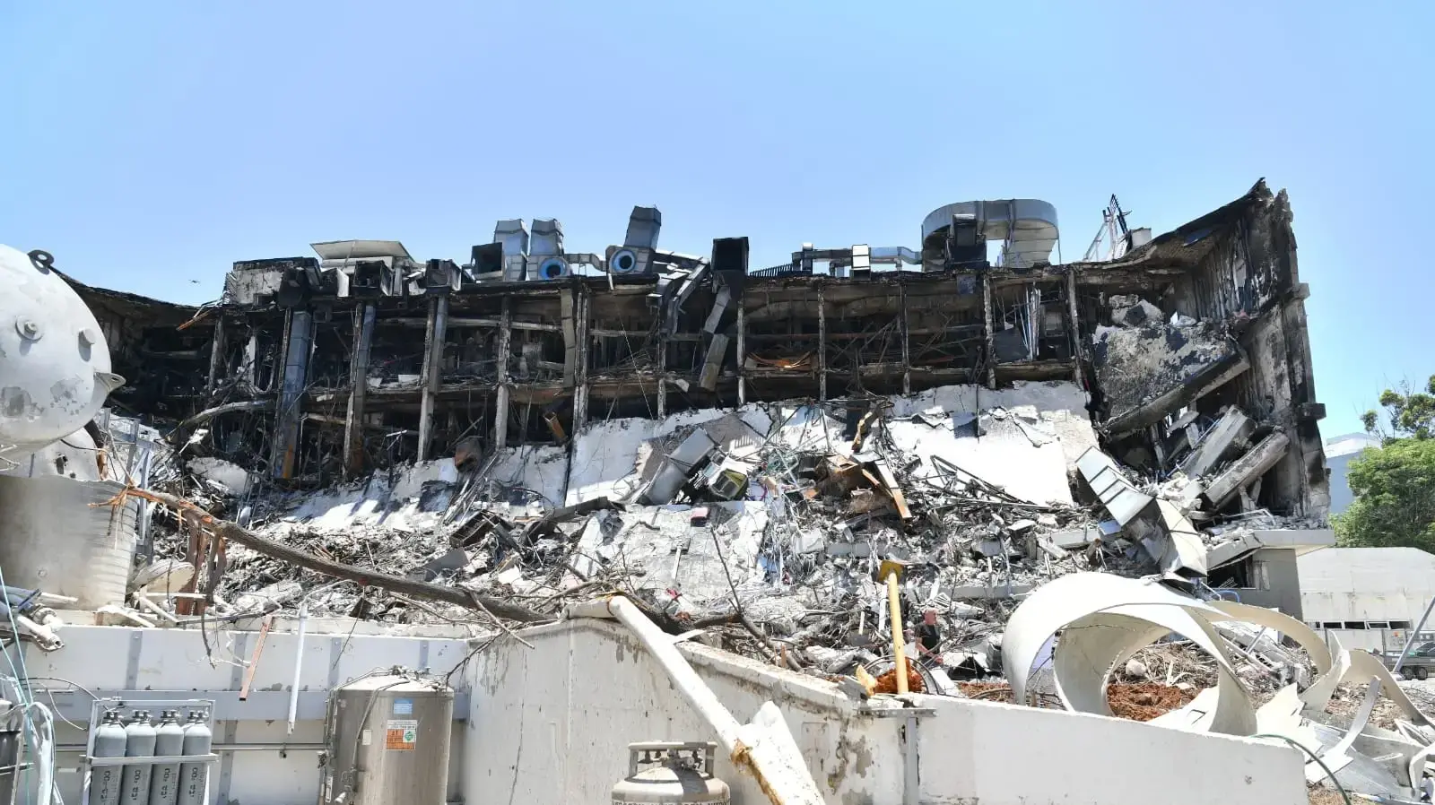 מכון ויצמן לאחר פגיעת טיל איראני מכון ויצמן לאחר פגיעת טיל איראני