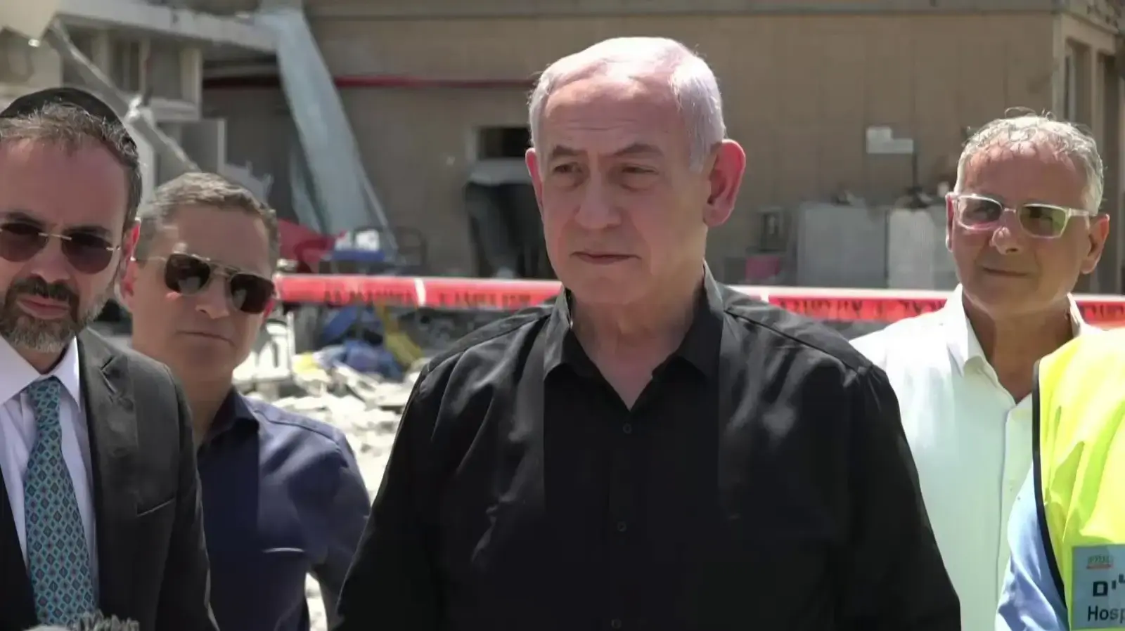 ראש הממשלה בנימין נתניהו בזירת הרס בסורוקה. 19 ביוני 2025 ראש הממשלה בנימין נתניהו בזירת הרס בסורוקה. 19 ביוני 2025