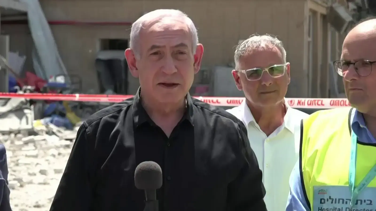 ראש הממשלה בנימין נתניהו בזירת הרס בסורוקה. 19 ביוני 2025 ראש הממשלה בנימין נתניהו בזירת הרס בסורוקה. 19 ביוני 2025