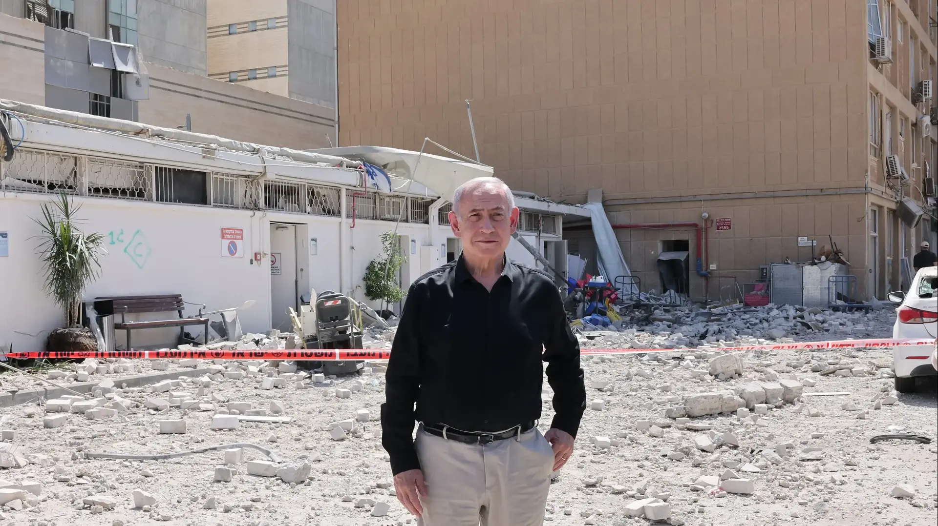 ראש הממשלה בנימין נתניהו בזירת הרס בסורוקה. 19 ביוני 2025 ראש הממשלה בנימין נתניהו בזירת הרס בסורוקה. 19 ביוני 2025