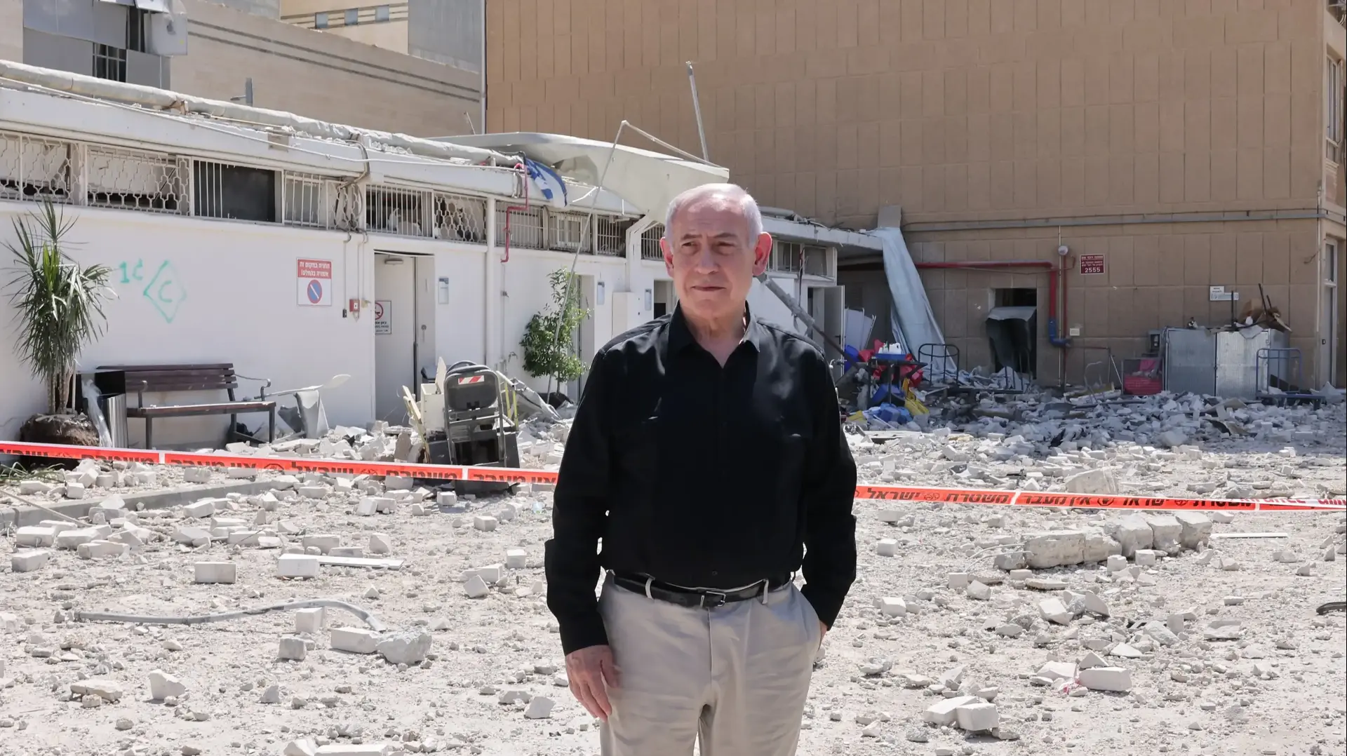 ראש הממשלה בנימין נתניהו בזירת הרס בסורוקה. 19 ביוני 2025 ראש הממשלה בנימין נתניהו בזירת הרס בסורוקה. 19 ביוני 2025