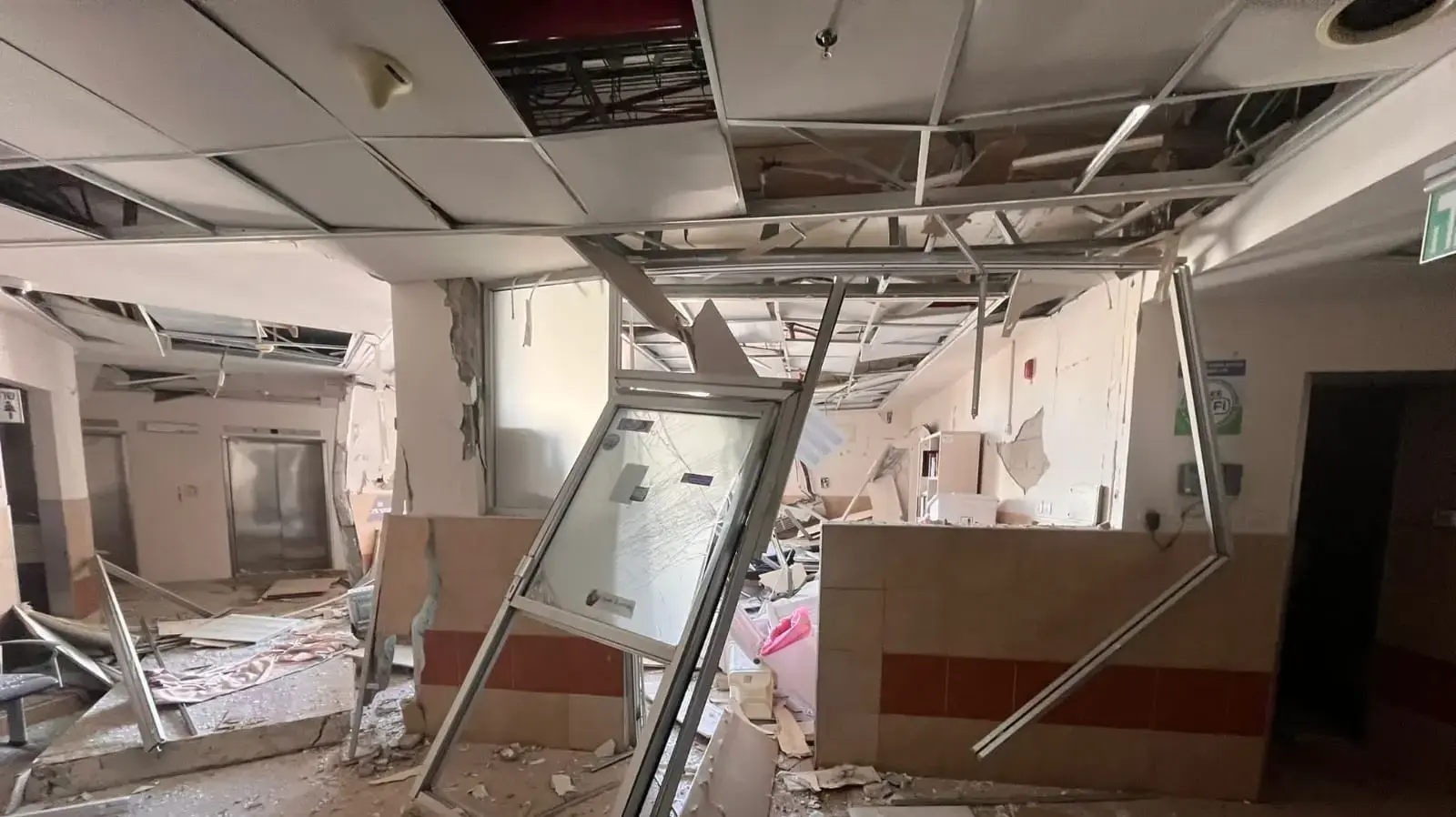 הנזק שנגרם מפגיעת טיל איראני, בית החולים סורוקה, באר שבע, 19 ביוני 2025 הנזק שנגרם מפגיעת טיל איראני, בית החולים סורוקה, באר שבע, 19 ביוני 2025
