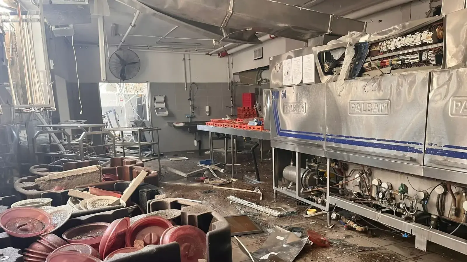 הנזק שנגרם מפגיעת טיל איראני, בית החולים סורוקה, באר שבע, 19 ביוני 2025 הנזק שנגרם מפגיעת טיל איראני, בית החולים סורוקה, באר שבע, 19 ביוני 2025