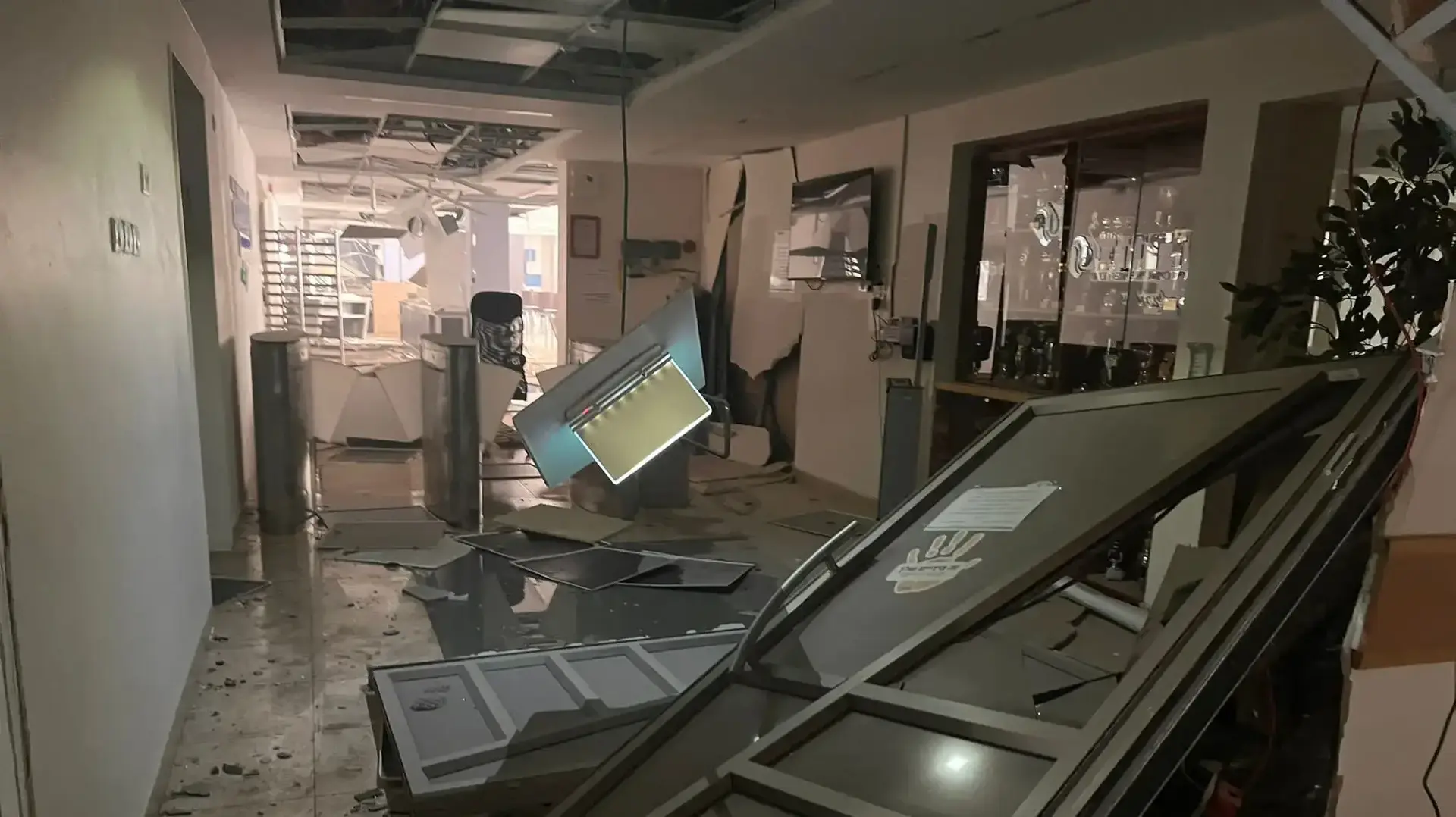 הנזק שנגרם מפגיעת טיל איראני, בית החולים סורוקה, באר שבע, 19 ביוני 2025 הנזק שנגרם מפגיעת טיל איראני, בית החולים סורוקה, באר שבע, 19 ביוני 2025