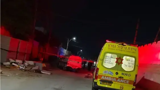 צוותי מגן דוד אדום בזירת הרצח בתל שבע צוותי מגן דוד אדום בזירת הרצח בתל שבע