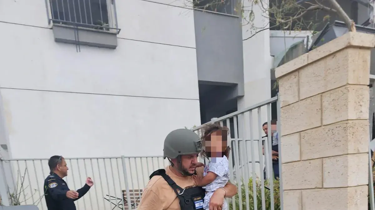 שוטר חילץ ילדה מזירת הנפילה בבאר שבע. 20.6.25 שוטר חילץ ילדה מזירת הנפילה בבאר שבע. 20.6.25