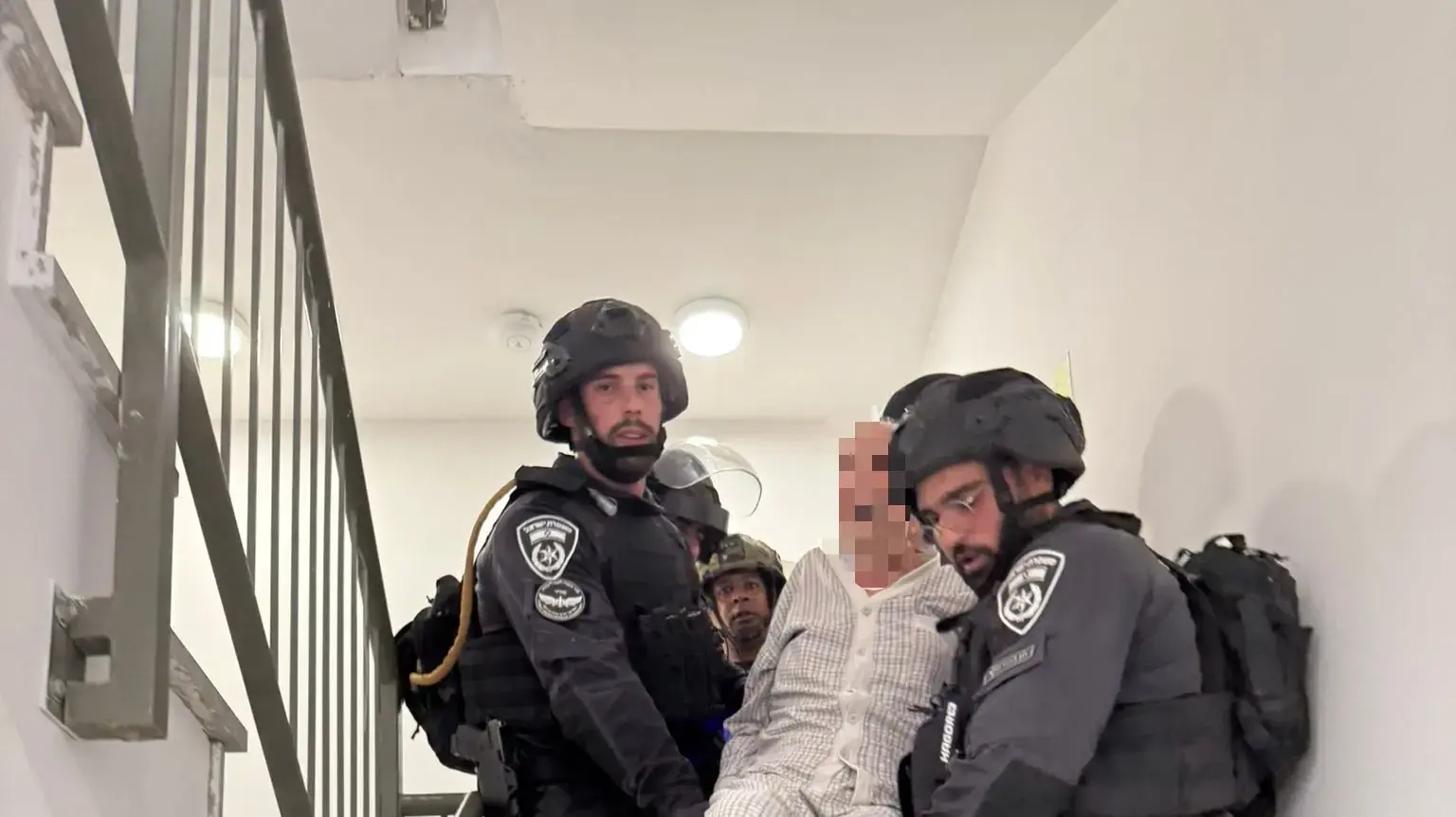 לוחם יחידת מג"ן של ימ"ר דרום מחלץ קשישה מזירת פגיעה מנפילת טיל ששוגר מאיראן, 20 ביוני 2025 לוחם יחידת מג"ן של ימ"ר דרום מחלץ קשישה מזירת פגיעה מנפילת טיל ששוגר מאיראן, 20 ביוני 2025