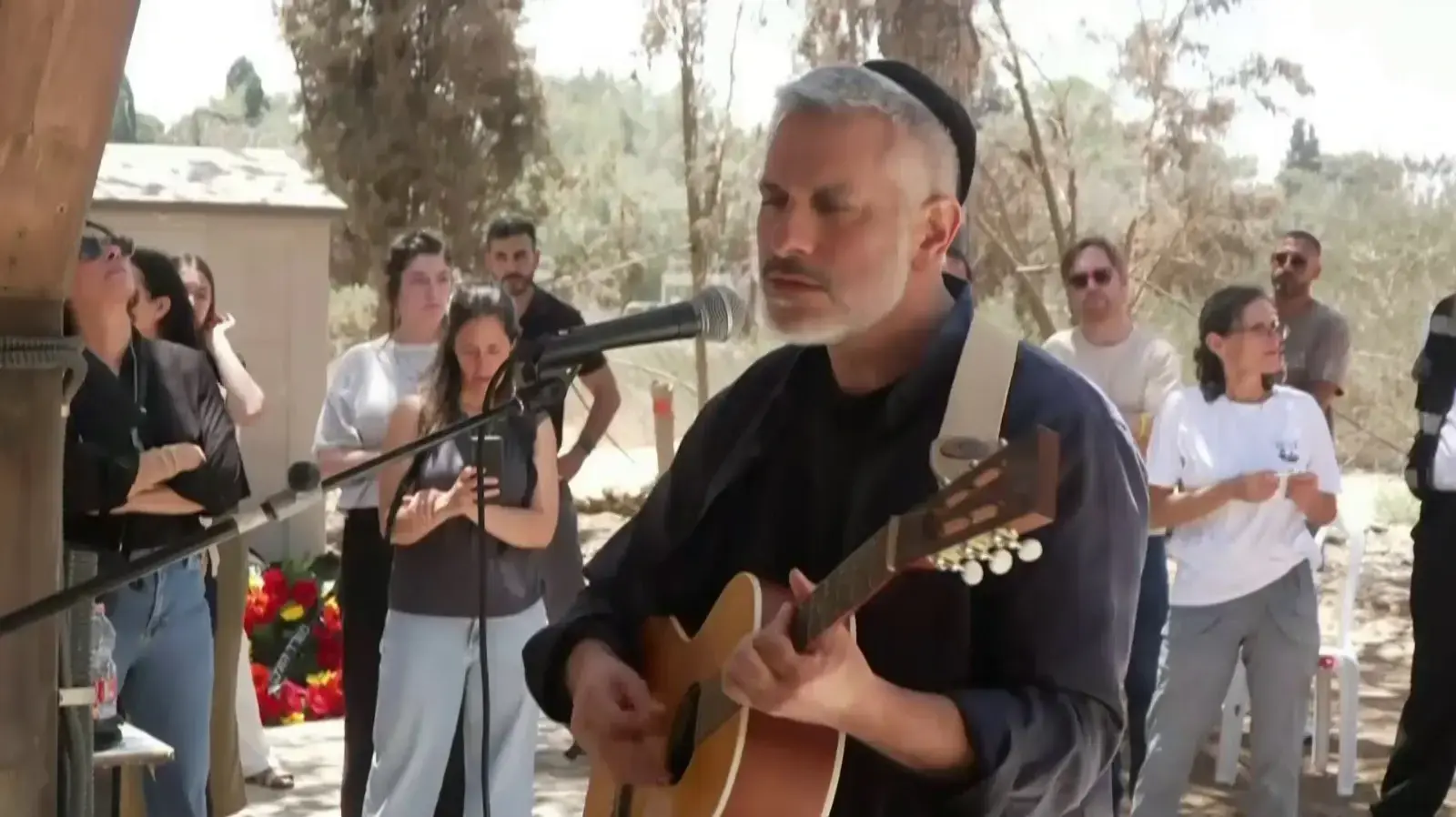 אביתר בנאי בהלויתו של יאיר יעקב בניר עוז, 20 ביוני 2025 אביתר בנאי בהלויתו של יאיר יעקב בניר עוז, 20 ביוני 2025