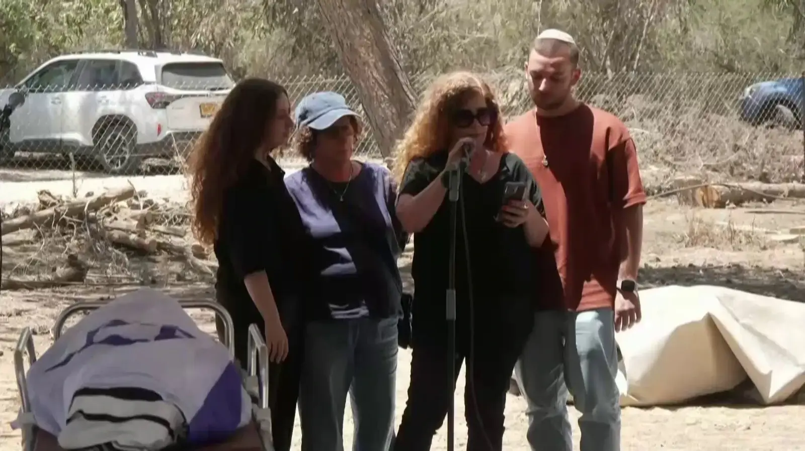 מירב טל זוגתו של יאיר יעקב בהלויתו של יאיר יעקב בניר עוז, 20 ביוני 2025 מירב טל זוגתו של יאיר יעקב בהלויתו של יאיר יעקב בניר עוז, 20 ביוני 2025