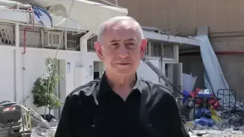 ראש הממשלה בנימין נתניהו בזירת הרס בסורוקה. 19 ביוני 2025 ראש הממשלה בנימין נתניהו בזירת הרס בסורוקה. 19 ביוני 2025