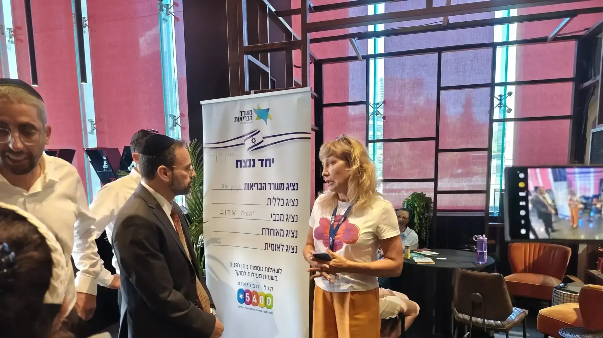 אריאל בוסו עם מפונים בתל-אביב אריאל בוסו עם מפונים בתל-אביב