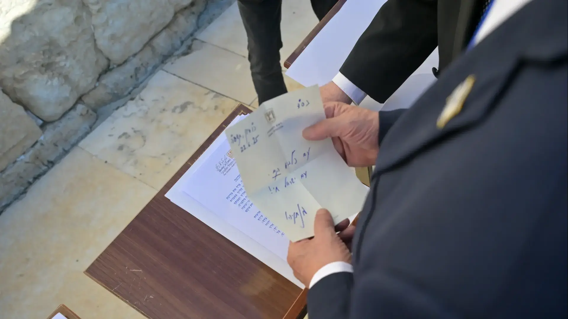 ראש הממשלה בנימין נתניהו מניח פתק בכותל "עם כלביא קם". 22.6.25 ראש הממשלה בנימין נתניהו מניח פתק בכותל "עם כלביא קם". 22.6.25