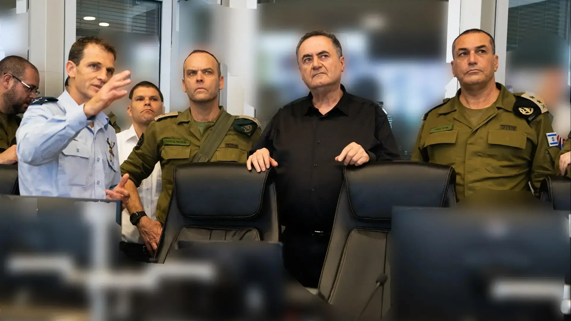 שר הביטחון ישראל כ"ץ ביחד עם הרמטכ"ל אייל זמיר ומפקדי צה"ל צופים בבור אגף המבצעים בתקיפות חיל האוויר נגד מטרות משטר בטהרן, איראן, 23 ביוני 2025 שר הביטחון ישראל כ"ץ ביחד עם הרמטכ"ל אייל זמיר ומפקדי צה"ל צופים בבור אגף המבצעים בתקיפות חיל האוויר נגד מטרות משטר בטהרן, איראן, 23 ביוני 2025