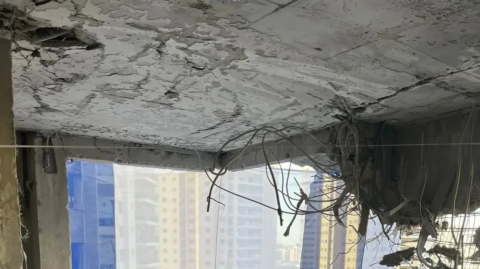 דירתה ההרוסה של איבט שמילוביץ, שנהרגה מפגיעת הטיל בפתח תקווה דירתה ההרוסה של איבט שמילוביץ, שנהרגה מפגיעת הטיל בפתח תקווה