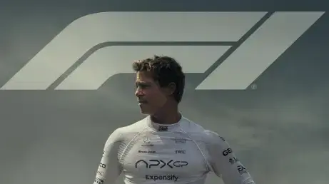 בראד פיט על כרזת הסרט F1- The Movie בראד פיט על כרזת הסרט F1- The Movie