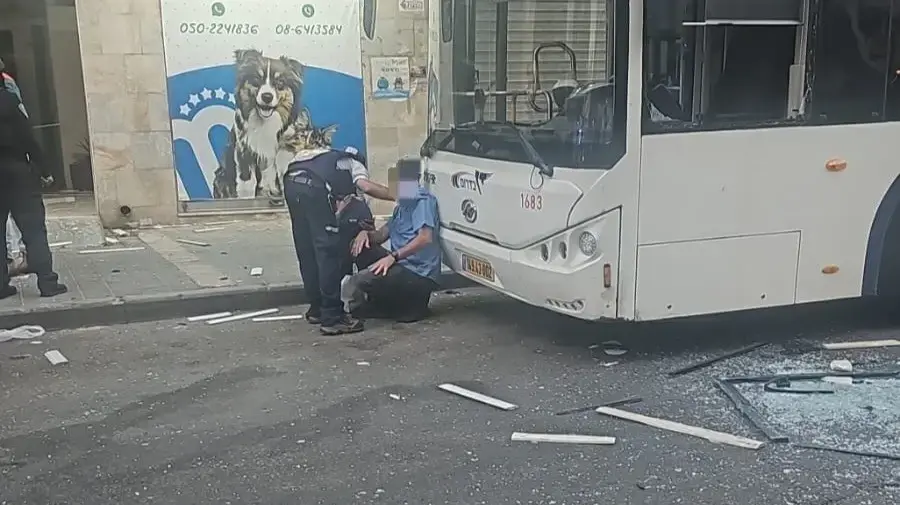 נהג דן בדרום נפצע מפגיעת טיל בבאר שבע