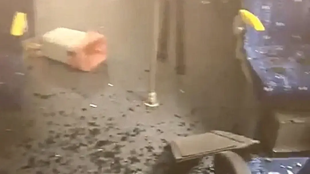 נהג דן בדרום נפצע מפגיעת טיל בבאר שבע נהג דן בדרום נפצע מפגיעת טיל בבאר שבע