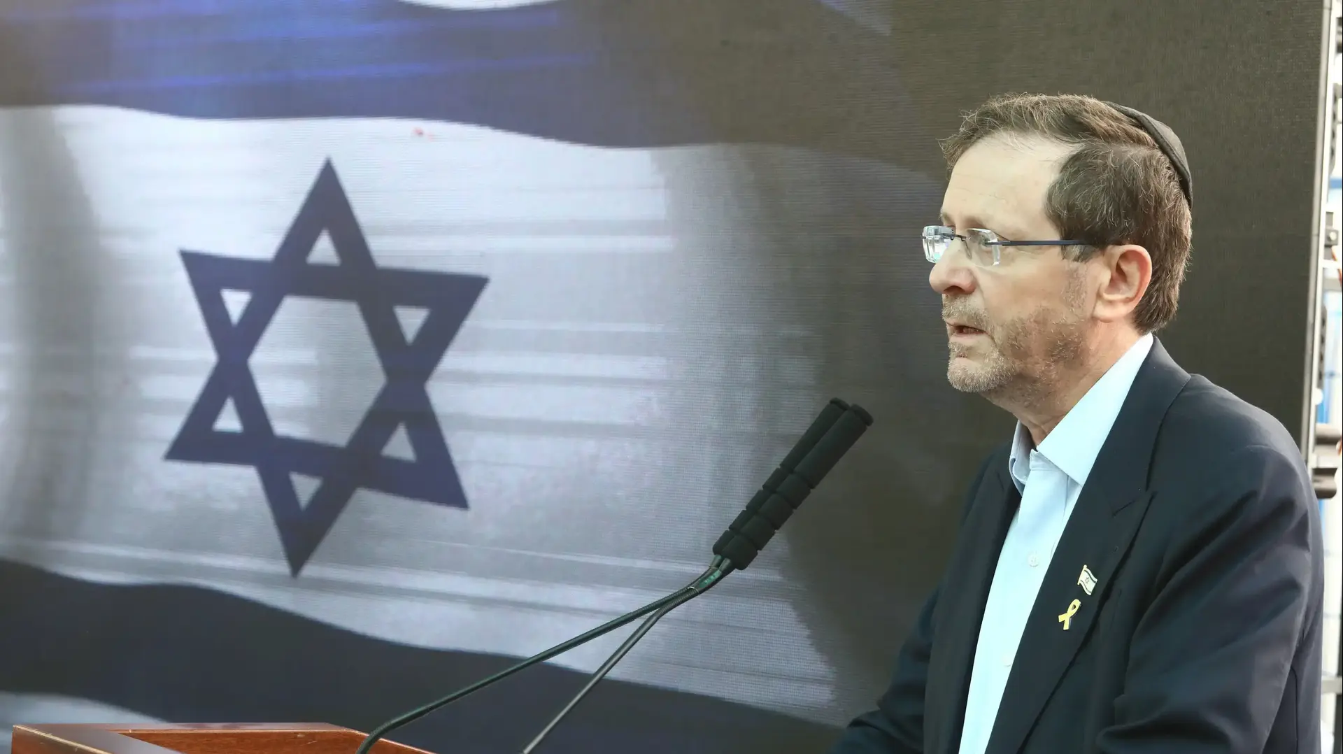 הנשיא יצחק הרצוג בהלוויתו של יונתן סמרנו שנרצח ונחטף ב-7 באוקטובר, בית העלמין "נחלת יצחק", תל אביב, 24 ביוני 2025 הנשיא יצחק הרצוג בהלוויתו של יונתן סמרנו שנרצח ונחטף ב-7 באוקטובר, בית העלמין "נחלת יצחק", תל אביב, 24 ביוני 2025