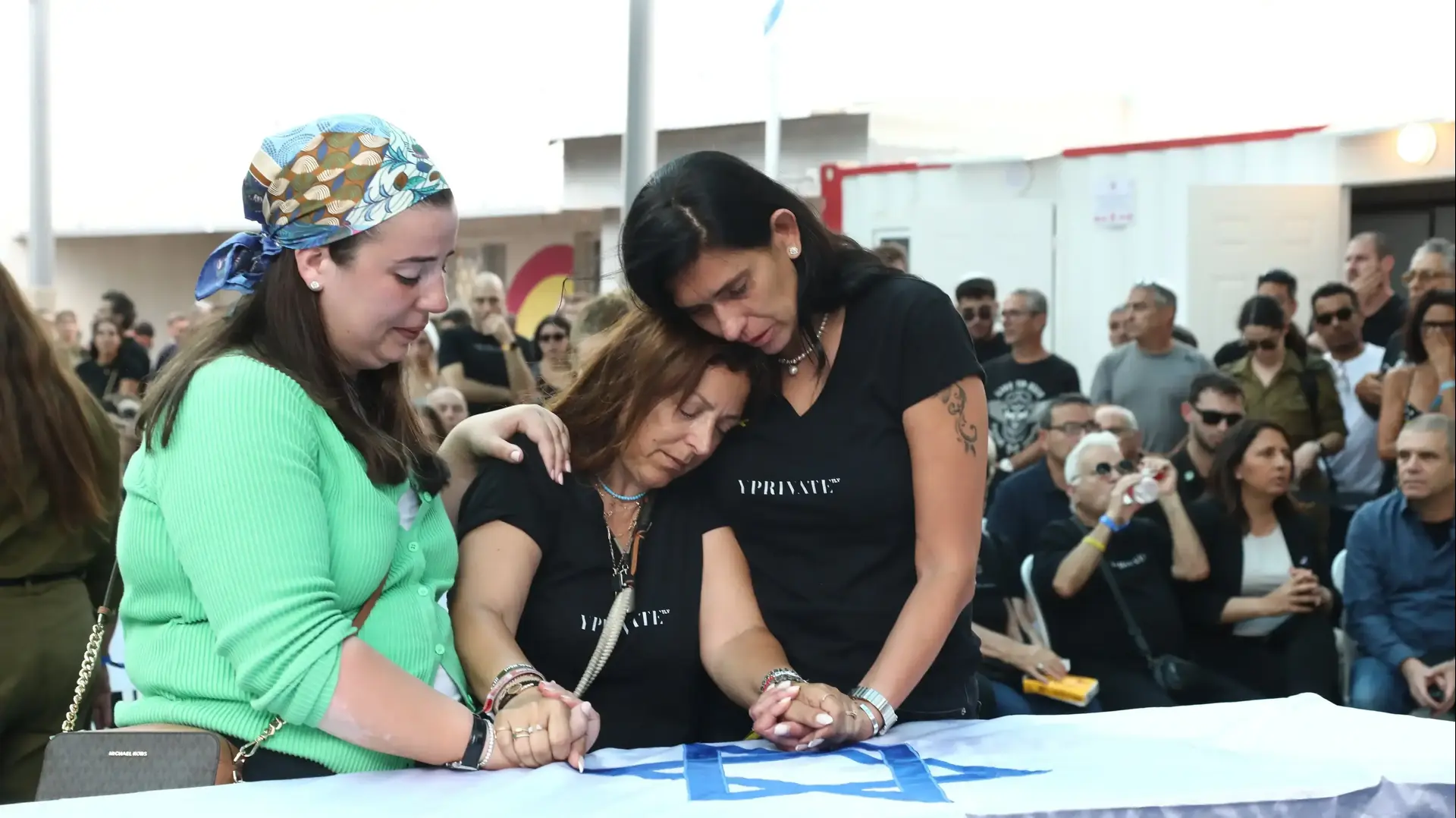 הלוויתו של יונתן סמרנו שנרצח ונחטף ב-7 באוקטובר, בית העלמין "נחלת יצחק", תל אביב, 24 ביוני 2025 הלוויתו של יונתן סמרנו שנרצח ונחטף ב-7 באוקטובר, בית העלמין "נחלת יצחק", תל אביב, 24 ביוני 2025