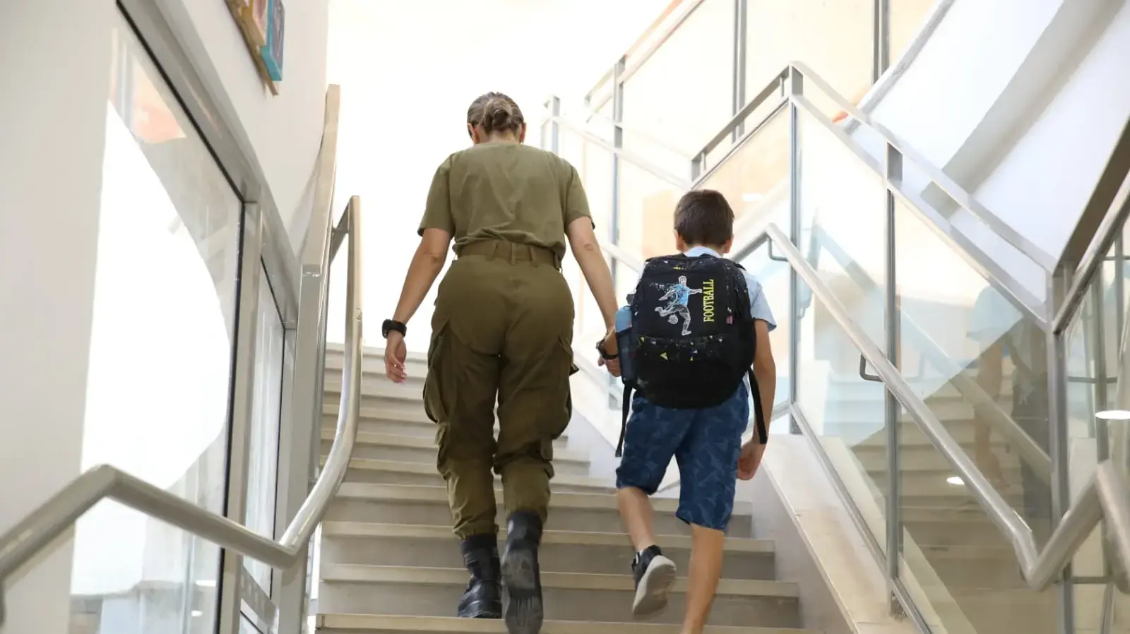 אמא במילואים מלווה את בנה לבית הספר,חדרה, 25 ביוני 2025