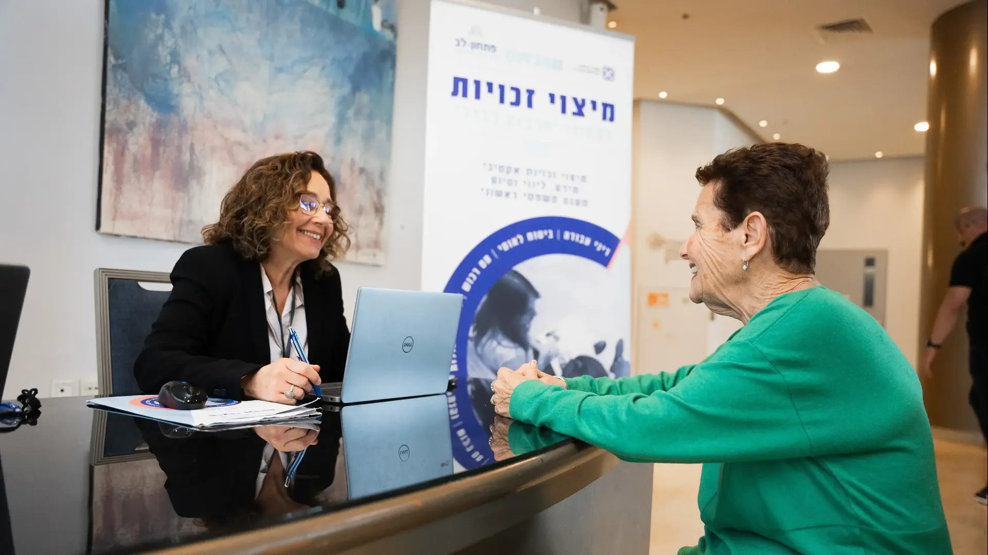 ניידות מיצוי זכויות למפונים מהצפון והדרום בעקבות מלחמת "חרבות ברזל" במלון בהרצליה ניידות מיצוי זכויות למפונים מהצפון והדרום בעקבות מלחמת "חרבות ברזל" במלון בהרצליה
