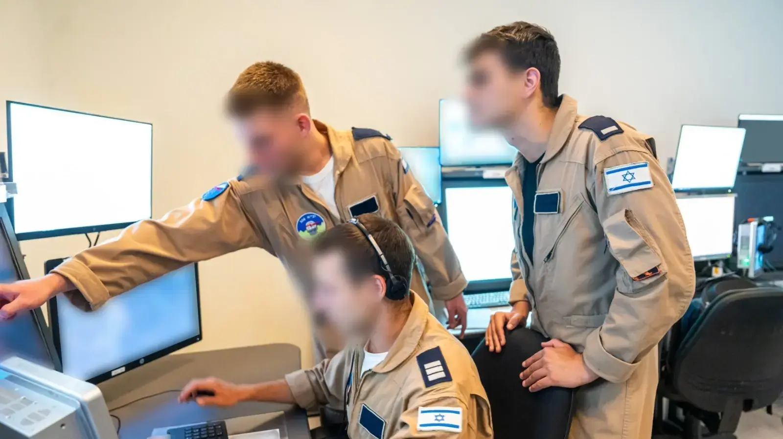 חיילי יחידות הבקרה האוויריות בפעילות יירוט כטב"מים מאיראן חיילי יחידות הבקרה האוויריות בפעילות יירוט כטב"מים מאיראן