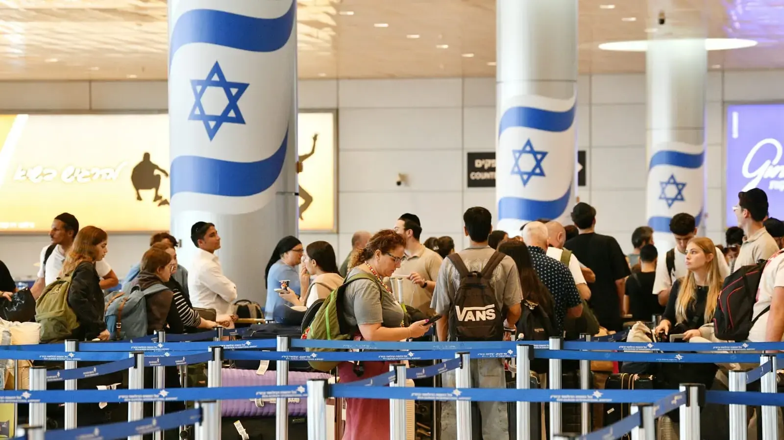 נוסעים  לאחר חידוש טיסות בעקבות הפסקת האש בין איראן וישראל, נתב"ג, 25 ביוני 2025