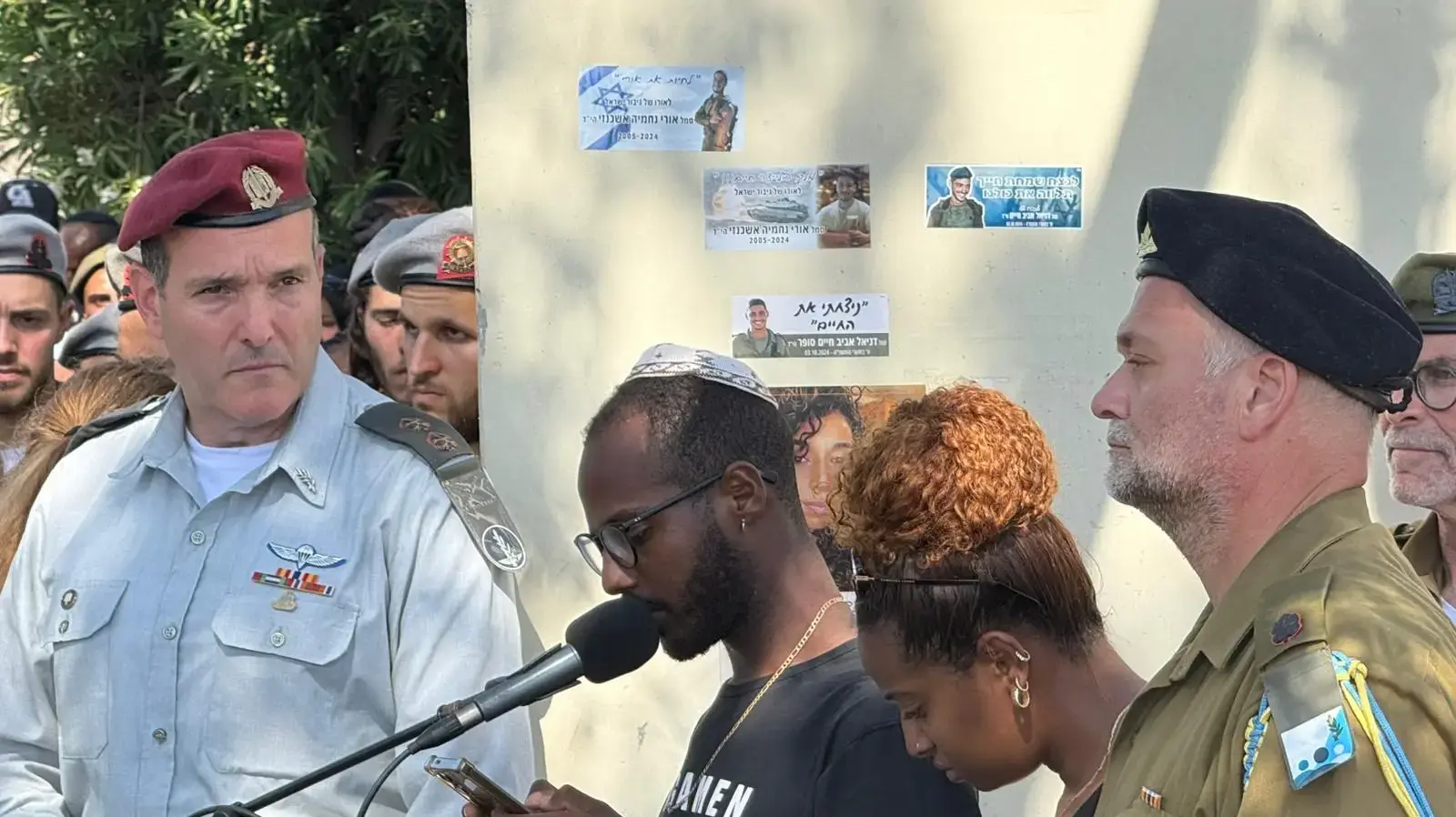 שלמה מנואב, אחיו הבכור של סמל שחר מנואב ז"ל בהלוויתו, חלקה הצבאית אשקלון, 25 ביוני 2025 שלמה מנואב, אחיו הבכור של סמל שחר מנואב ז"ל בהלוויתו, חלקה הצבאית אשקלון, 25 ביוני 2025