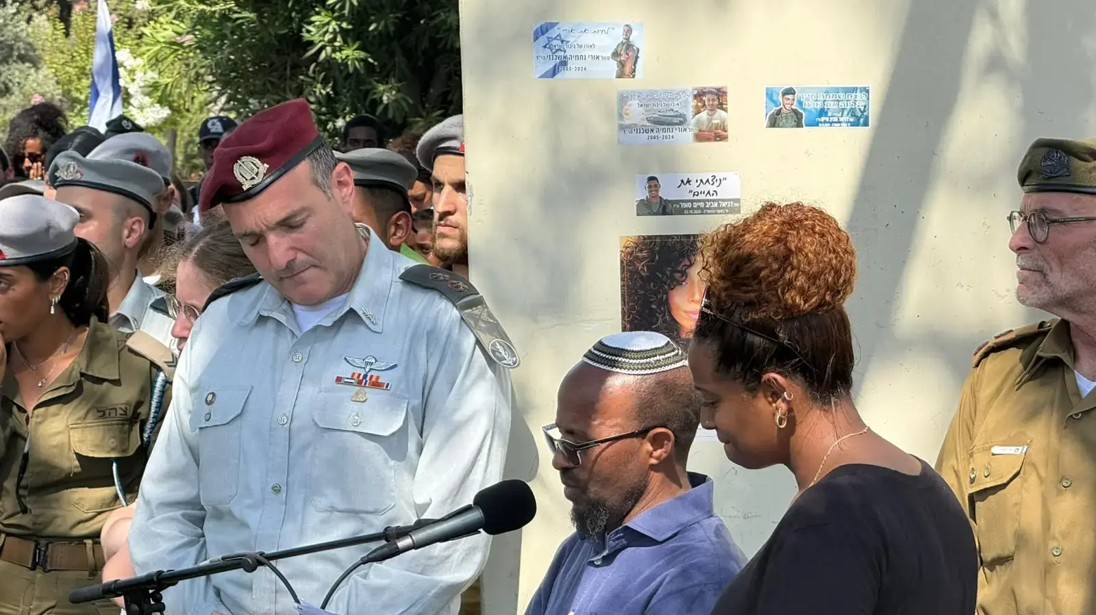 מינן מנואב, אביו של סמל שחר מנואב ז"ל בהלוויתו,
חלקה הצבאית אשקלון, 25 ביוני 2025 מינן מנואב, אביו של סמל שחר מנואב ז"ל בהלוויתו,
חלקה הצבאית אשקלון, 25 ביוני 2025