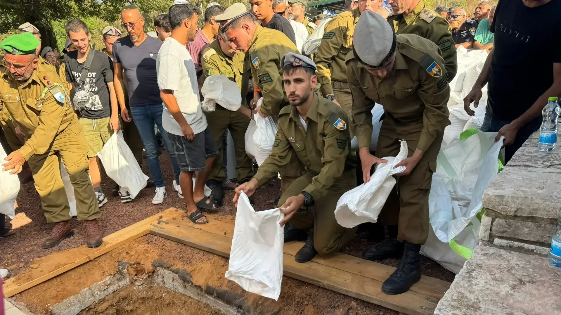 הלוויתו של סמ״ר ניב רדיע ז"ל, שנפל בקרב ברצועת עזה, בית העלמין של הישוב אליכין, 25 ביוני 2025 הלוויתו של סמ״ר ניב רדיע ז"ל, שנפל בקרב ברצועת עזה, בית העלמין של הישוב אליכין, 25 ביוני 2025
