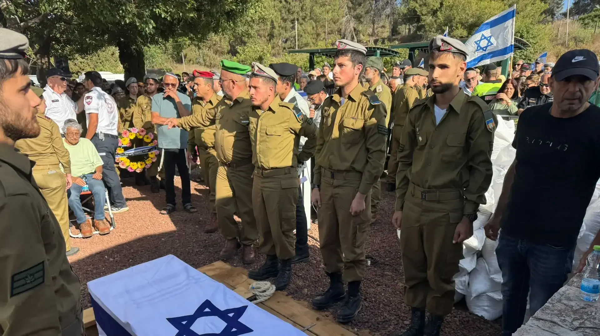 הלוויתו של סמ״ר ניב רדיע ז"ל, שנפל בקרב ברצועת עזה, בית העלמין של הישוב אליכין, 25 ביוני 2025 הלוויתו של סמ״ר ניב רדיע ז"ל, שנפל בקרב ברצועת עזה, בית העלמין של הישוב אליכין, 25 ביוני 2025