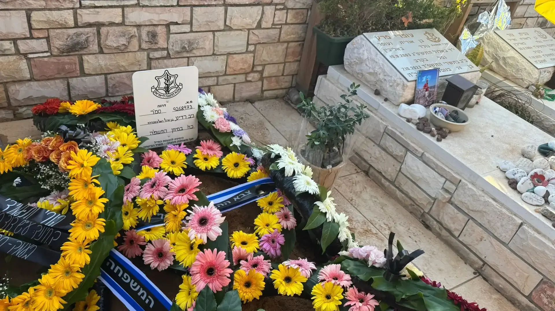 הקברים של בני הדודים עומרי פרץ וניב רדיע הקברים של בני הדודים עומרי פרץ וניב רדיע
