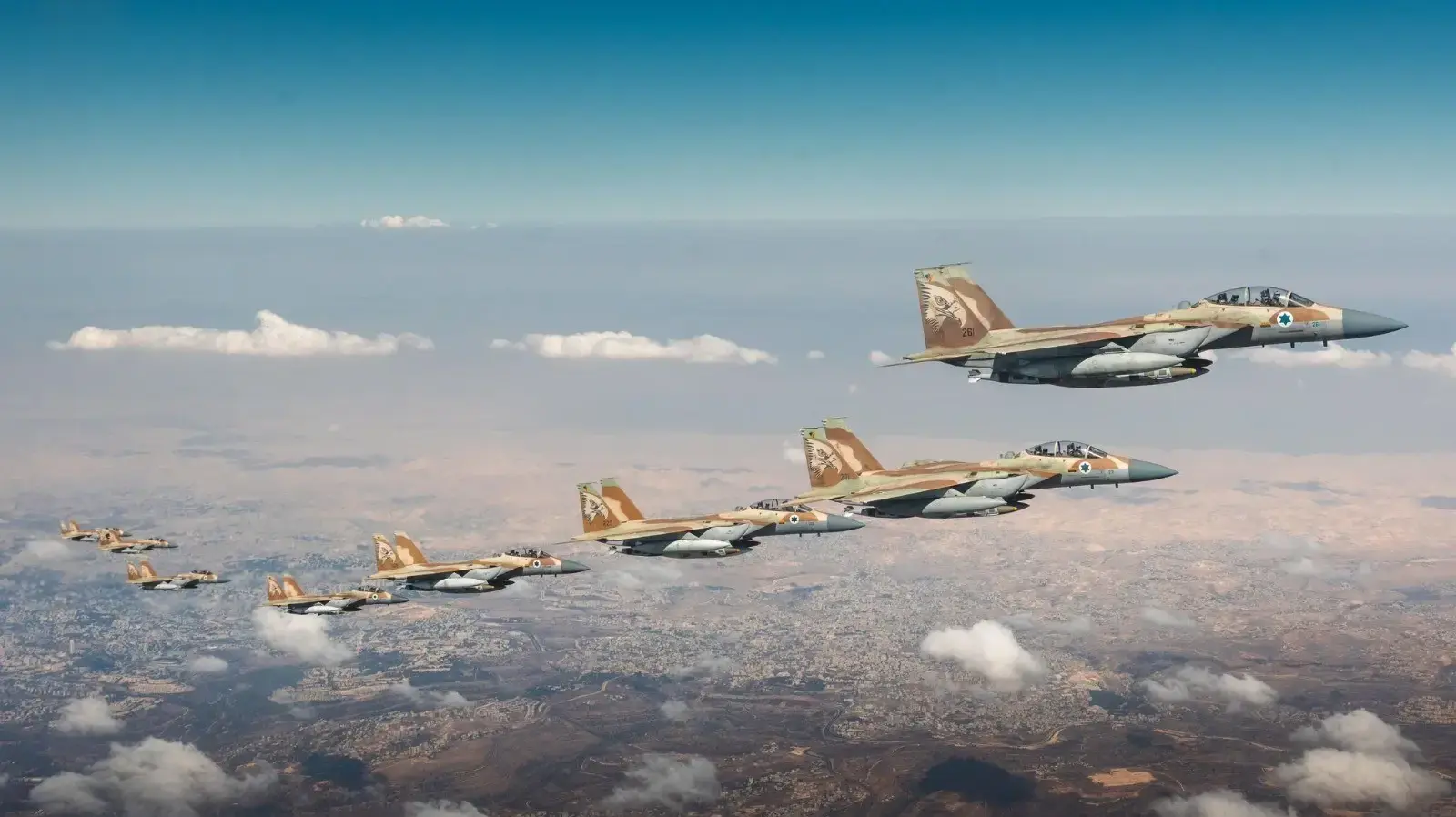 תיעוד ממבצע ״עם כלביא״: מטוסי הקרב של חיל האוויר בדרכם לגלי התקיפות בטהראן תיעוד ממבצע ״עם כלביא״: מטוסי הקרב של חיל האוויר בדרכם לגלי התקיפות בטהראן
