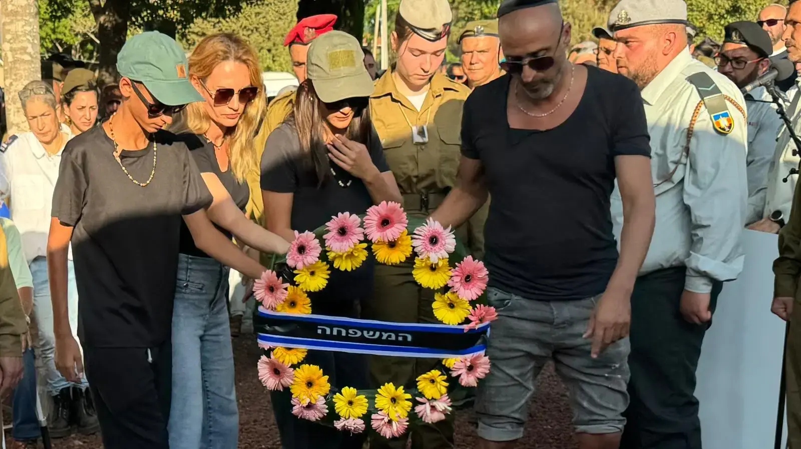 האבא אייל, האחות אלין, האמא אלכסנדרה והאח יובל מניחים את זר המשפחה על הקבר של ניב רדיע, 25 ביוני 2025 האבא אייל, האחות אלין, האמא אלכסנדרה והאח יובל מניחים את זר המשפחה על הקבר של ניב רדיע, 25 ביוני 2025