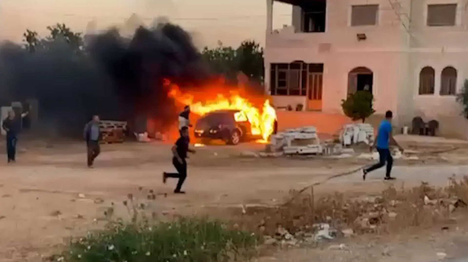 השחתה של רכבים בכפר ערבי לפי הדיווחים על ידי מתנחלים