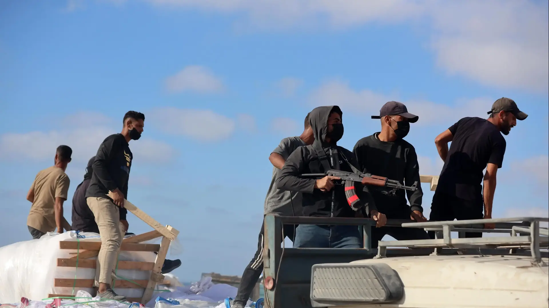משאיות הנושאות סיוע הומניטרי הוכנסו ממעבר הגבול זיקים אל רחוב אל-ראשיד שבמערב ג'באליה, המשאיות מאובטחות על ידי מחבלי חמאס הנושאים אלות ונשק חם, 26 ביוני 2026 משאיות הנושאות סיוע הומניטרי הוכנסו ממעבר הגבול זיקים אל רחוב אל-ראשיד שבמערב ג'באליה, המשאיות מאובטחות על ידי מחבלי חמאס הנושאים אלות ונשק חם, 26 ביוני 2026