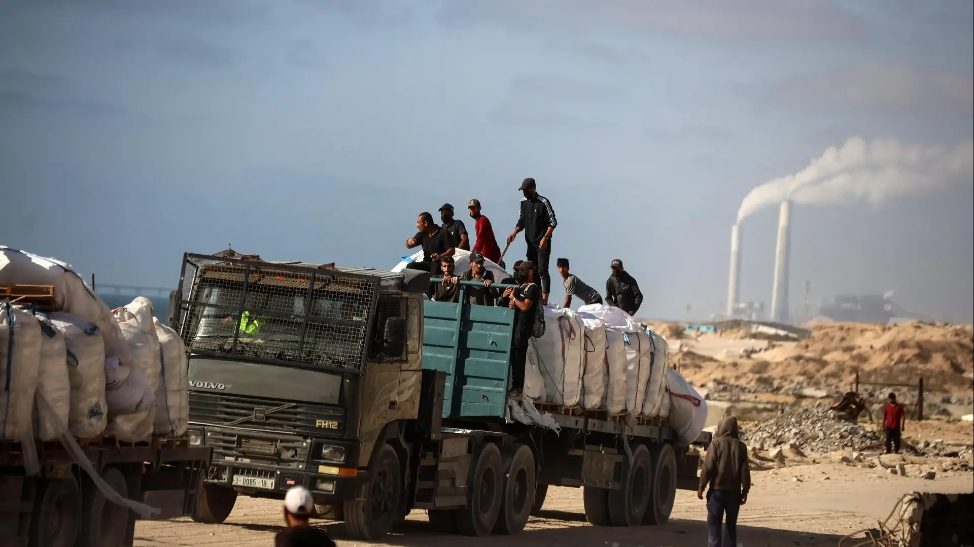 משאיות הנושאות סיוע הומניטרי הוכנסו ממעבר הגבול זיקים אל רחוב אל-ראשיד שבמערב ג'באליה, המשאיות מאובטחות על ידי מחבלי חמאס הנושאים אלות ונשק חם, 26 ביוני 2026 משאיות הנושאות סיוע הומניטרי הוכנסו ממעבר הגבול זיקים אל רחוב אל-ראשיד שבמערב ג'באליה, המשאיות מאובטחות על ידי מחבלי חמאס הנושאים אלות ונשק חם, 26 ביוני 2026